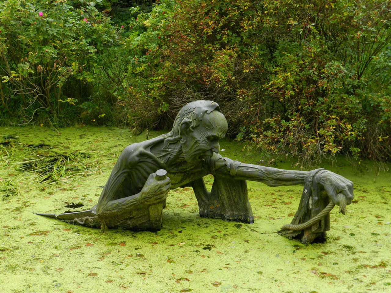 Ужасный сад. Скульптура на болоте в Ирландии. Статуи Софи Престиджакомо. Статуя в болоте Ирландия. Удивительные скульптуры.